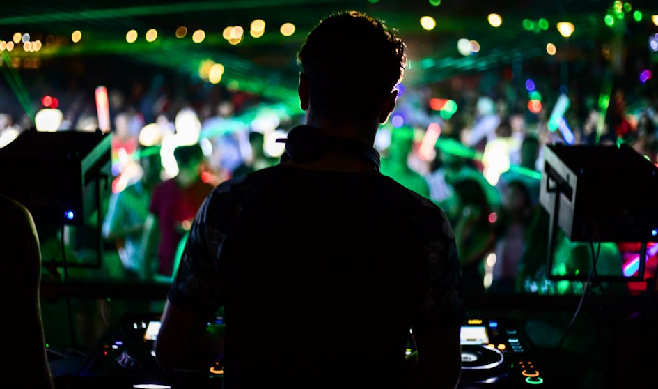 The Art of Self-Promotion: Balancing Confidence and Professionalism as a DJ